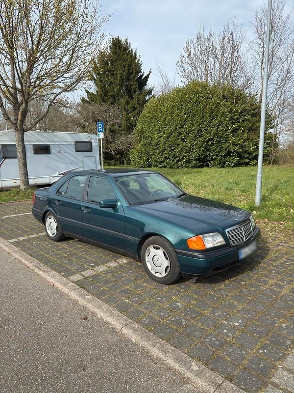 Gebraucht Mercedes 220 95 PS (69 kW) 1995 Grün Limousine