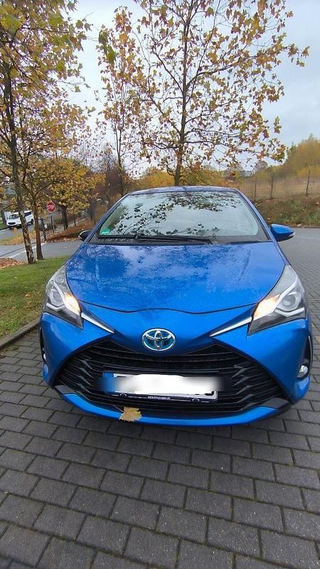 Blau Gebraucht 2017 Toyota Yaris Hybrid Kleinwagen | 11.900 € (Guter Preis) - Bild 1/4