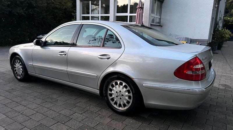 Second-hand Mercedes E200 163 CP (119 kW) 2002 Argintiu Berlinǎ
