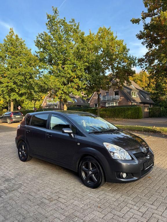 Grau Gebraucht 2009 Toyota Corolla Verso Sol Van / Kleinbus | 4.990 € (Fairer Preis) - Bild 1/4