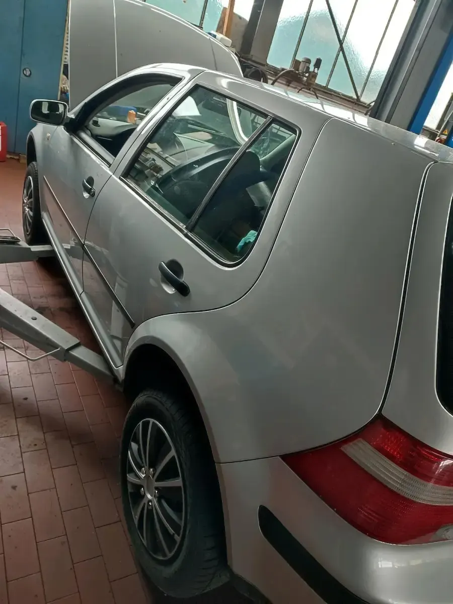 Gebraucht VW Golf IV 104 PS (76 kW) 2003 Silber Kleinwagen
