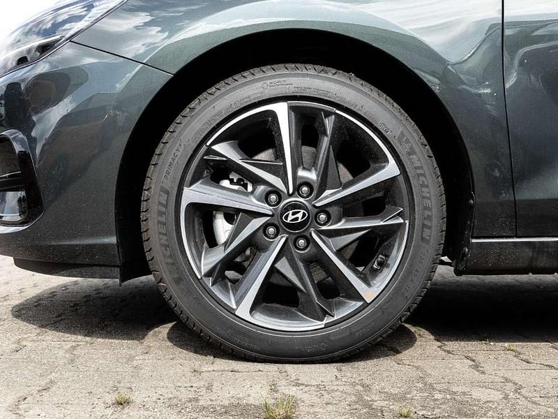 Gebraucht Hyundai i30 Advantage 101 PS (74 kW) 2024 Cypress green / mic Kombi
