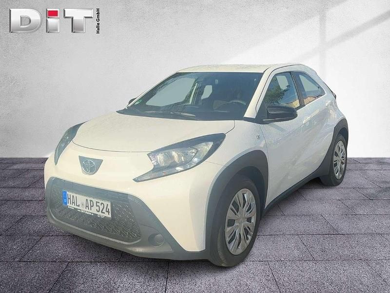 Schneeweiß Gebraucht 2025 Toyota Aygo Play Kleinwagen | 14.440 € (Guter Preis) - Bild 1/4