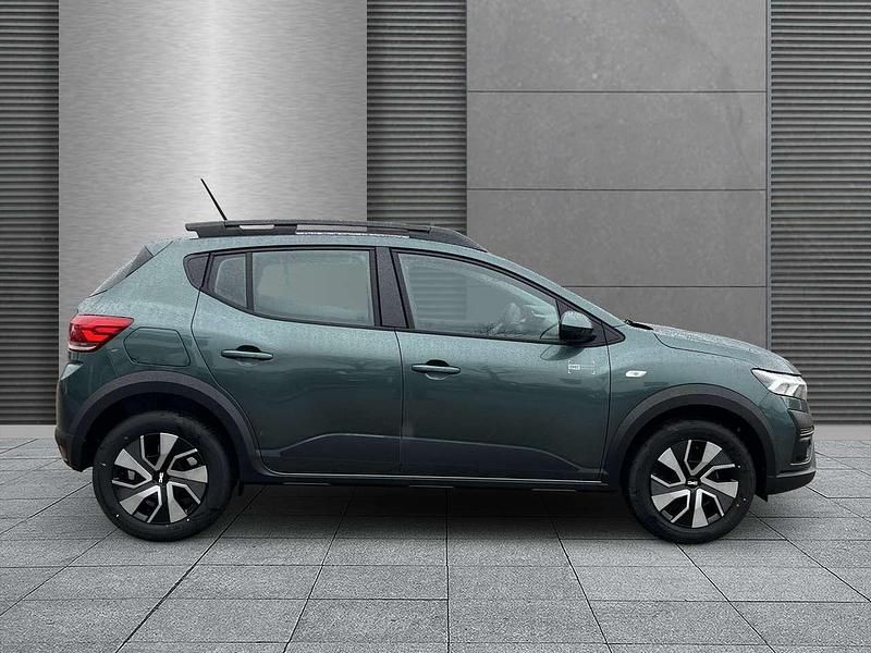 Neu Dacia Sandero Expression 91 PS (66 kW) 2025 Zedergrün Kleinwagen