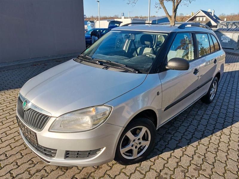 Silber Gebraucht 2011 Skoda Fabia Ambiente Limousine | 1.790 € (Guter Preis) - Bild 1/4