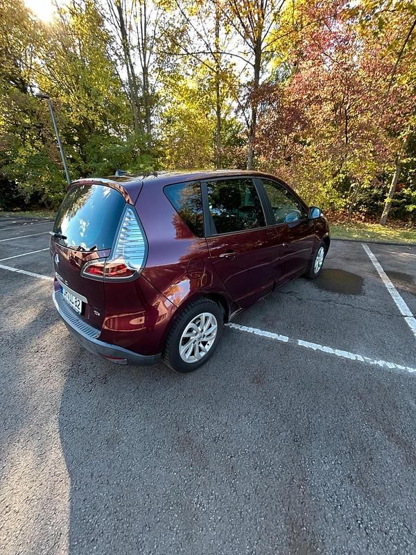 Rot Gebraucht 2015 Renault Scénic III LIMITED Van / Kleinbus | 3.799 € - Bild 1/4