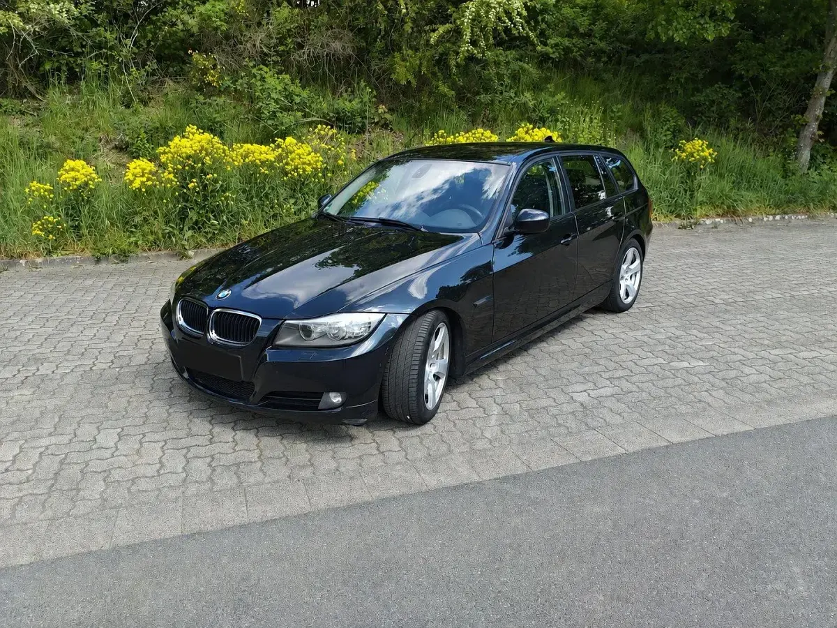 Gebraucht BMW 320 184 PS (135 kW) 2011 Schwarz Kombi