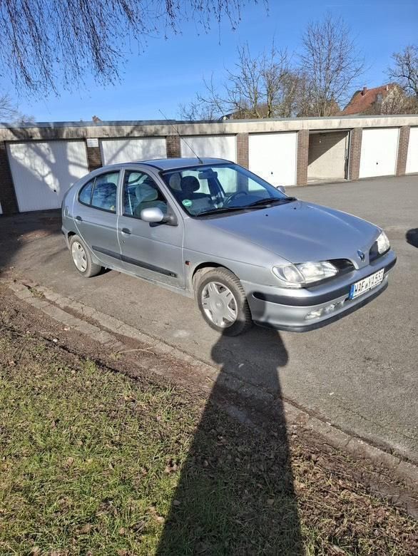 Grau Gebraucht 1998 Renault Mégane Kleinwagen | 1.700 € (Fairer Preis) - Bild 1/4