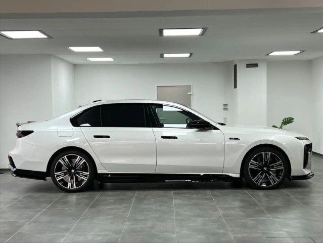 Gebraucht BMW M760e 571 PS (419 kW) 2024 Weiß Limousine