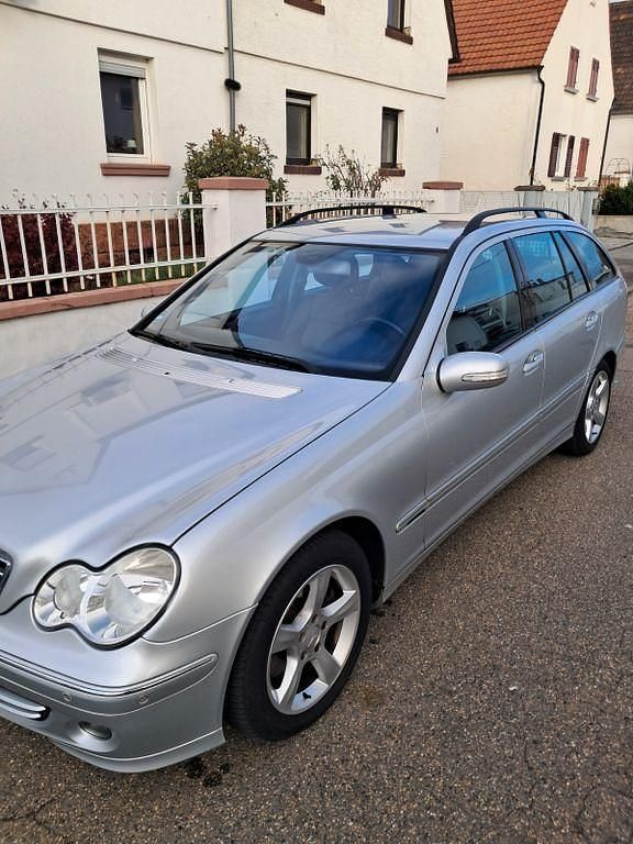 Silber Gebraucht 2006 Mercedes C230 Limousine | 4.500 € (Fairer Preis) - Bild 1/4