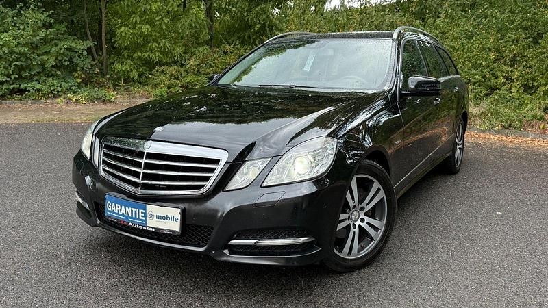 Schwarz Gebraucht 2010 Mercedes E200 Avantgarde Kombi | 8.390 € (Guter Preis) - Bild 1/4
