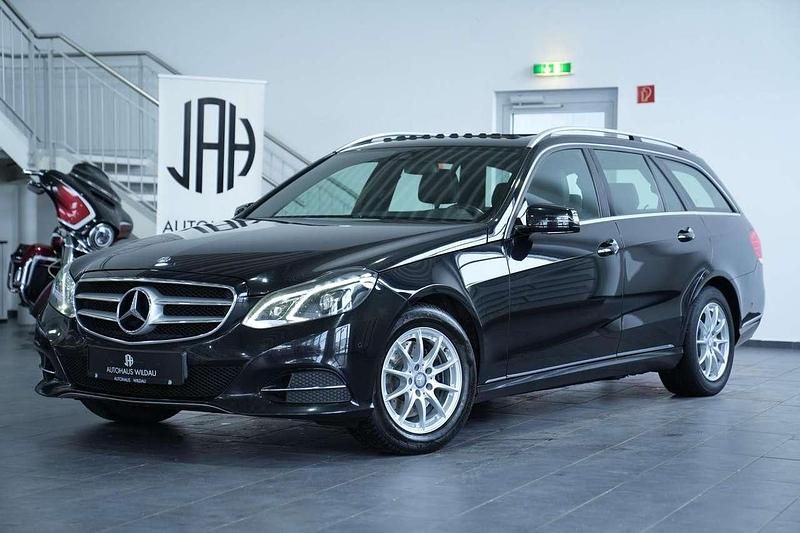 Obsidianschwarz lack Gebraucht 2013 Mercedes E250 Kombi | 10.990 € (Fairer Preis) - Bild 1/4
