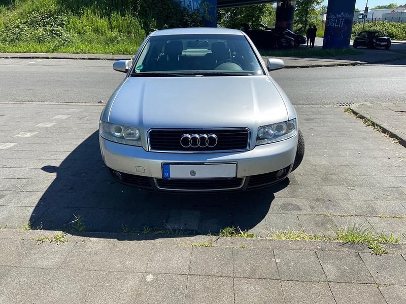 Silber Gebraucht 2001 Audi A4 Limousine | 1.500 € (Guter Preis) - Bild 1/4