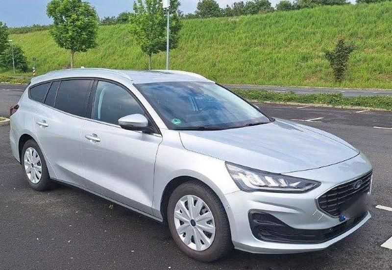 Silber Gebraucht 2023 Ford Focus Titanium X Kombi | 25.958 € (Etwas zu teuer) - Bild 1/4