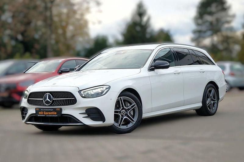 Weiß Gebraucht 2022 Mercedes E300 AMG line Limousine | 32.290 € (Fairer Preis) - Bild 1/4