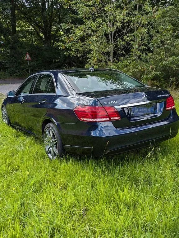 Gebraucht Mercedes E300 204 PS (150 kW) 2013 Blau Limousine