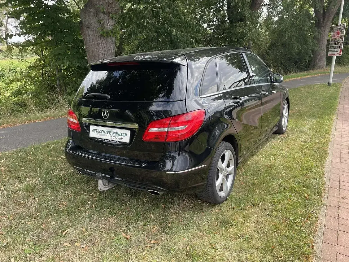 Gebraucht Mercedes B180 Sport 122 PS (89 kW) 2013 Kosmosschwarz  metalliclack Kleinwagen