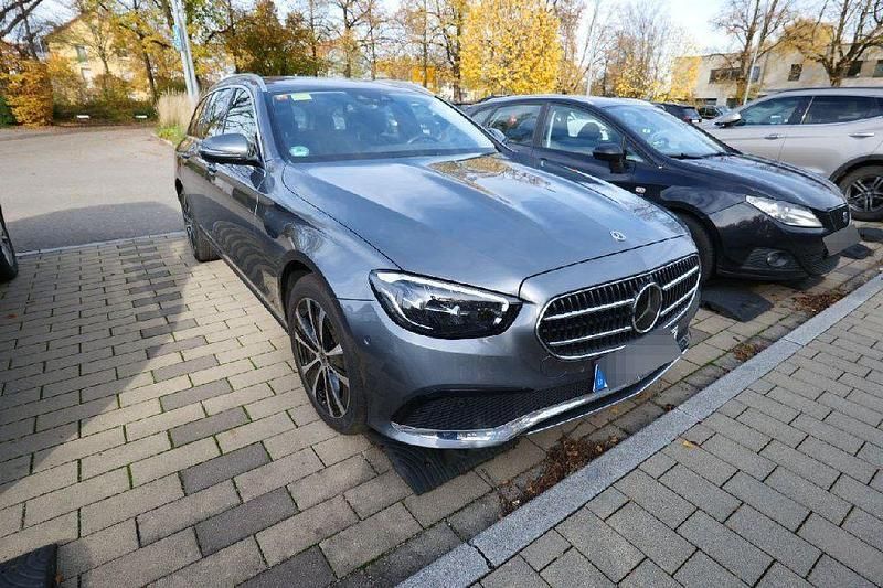 Grau Gebraucht 2022 Mercedes E300 Limousine | 32.980 € (Guter Preis) - Bild 1/3