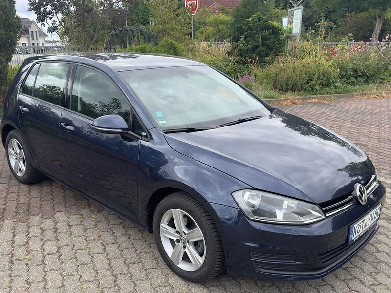 Blau Gebraucht 2014 VW Golf VII Trendline Limousine | 9.450 € (Guter Preis) - Bild 1/4