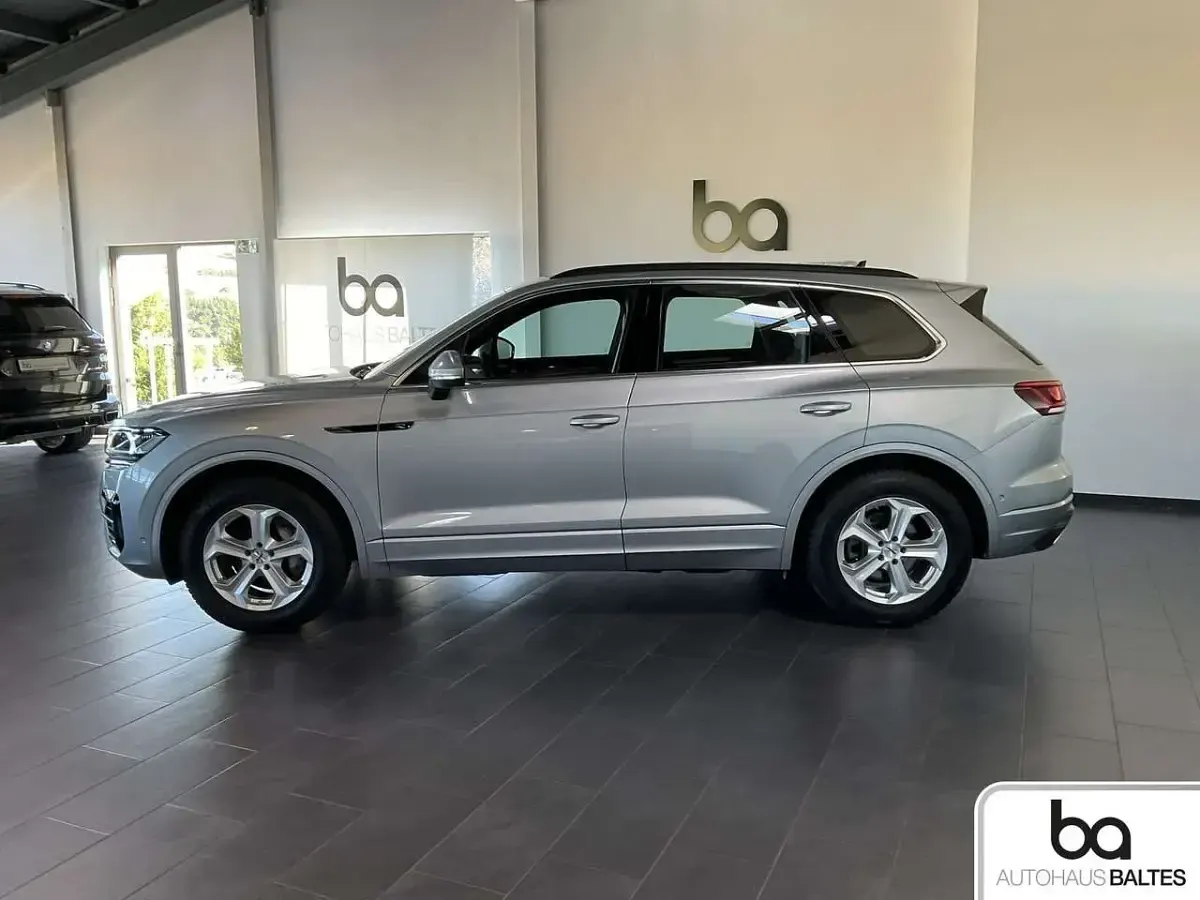 Gebraucht VW Touareg R-line 231 PS (169 kW) 2023 Oyster silver SUV