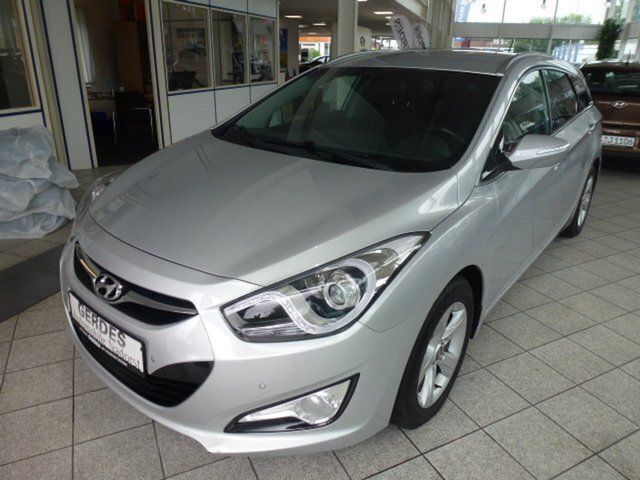 Silber metallic Gebraucht 2011 Hyundai i40 Style Kombi | 11.800 € (Teuer) - Bild 1/4