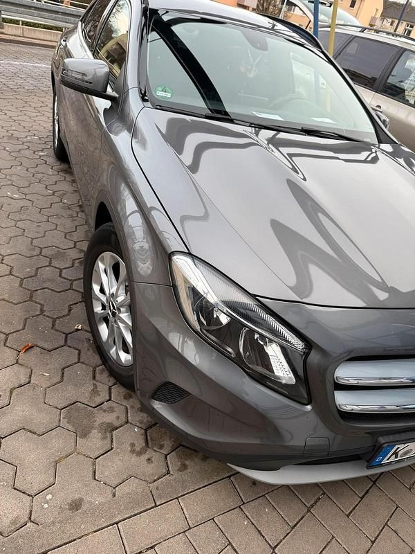 Grau Gebraucht 2014 Mercedes 220 Limousine | 12.900 € - Bild 1/4