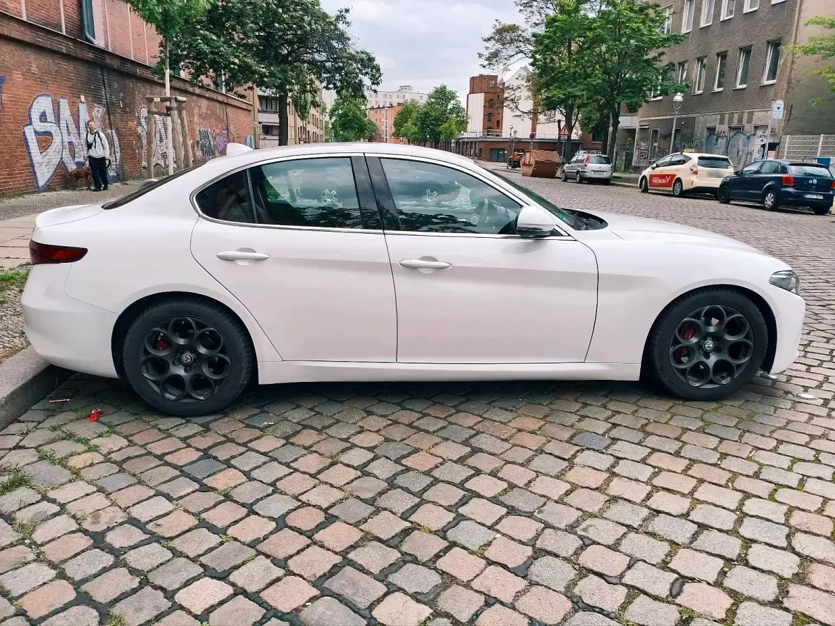 Second-hand Alfa Romeo Giulia 150 CP (110 kW) 2016 Alb Berlinǎ
