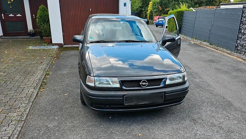 Grau Gebraucht 1995 Opel Vectra Limousine | 1.800 € - Bild 1/4