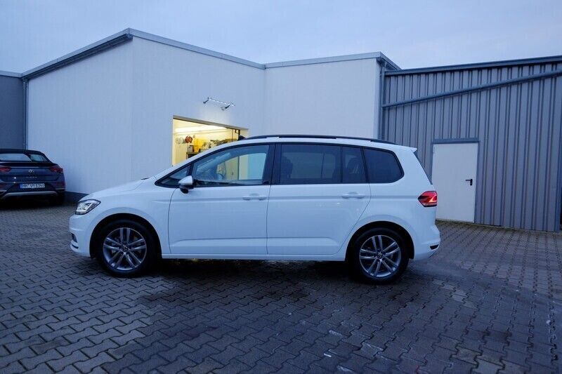 Gebraucht VW Touran S 150 PS (110 kW) 2024 Weiß Van / Kleinbus