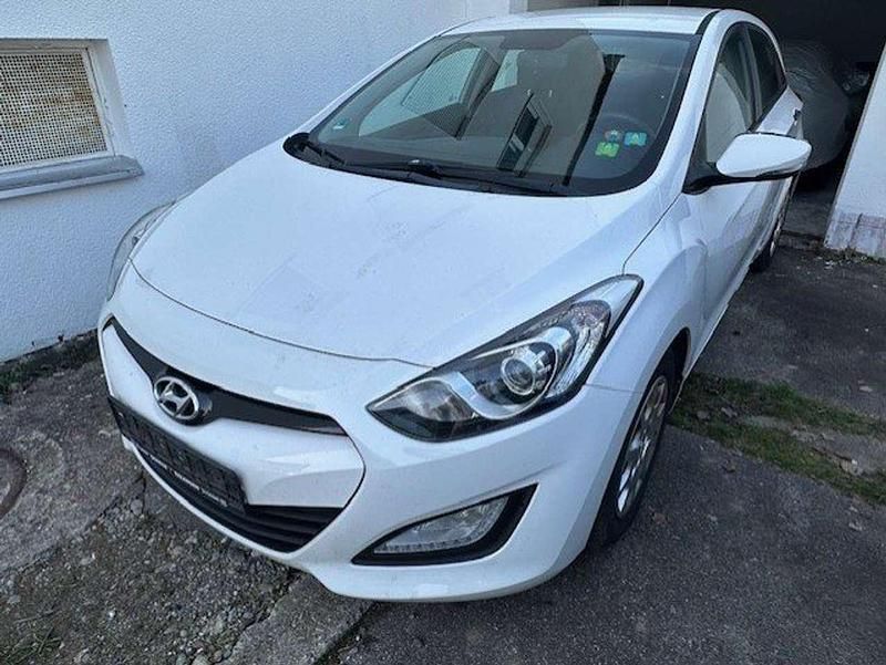 Gebraucht Hyundai i30 Classic 99 PS (72 kW) 2014 Creamy white / sol Kleinwagen