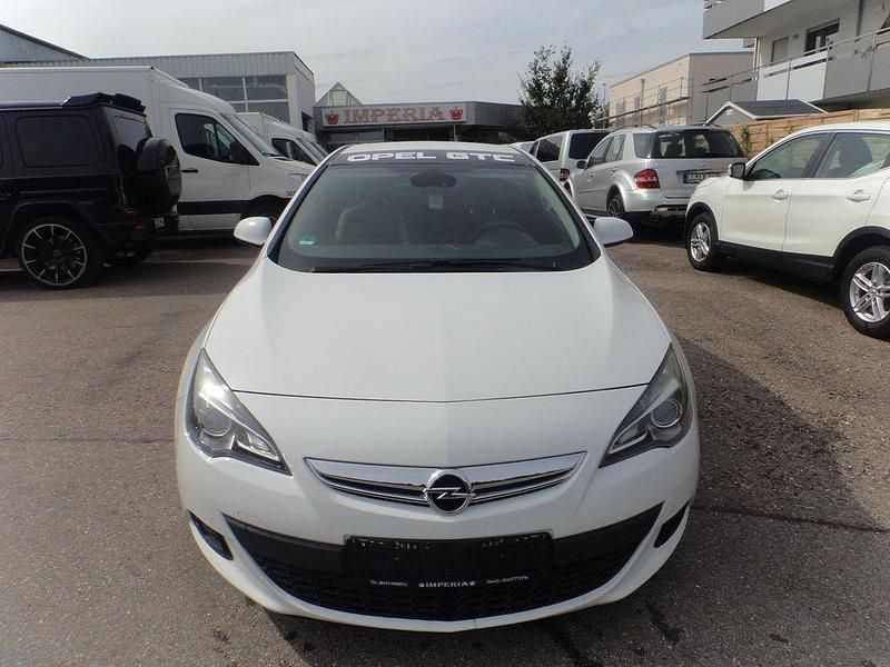 Weiß Gebraucht 2013 Opel Astra GTC Innovation Coupé | 4.999 € (Guter Preis) - Bild 1/4