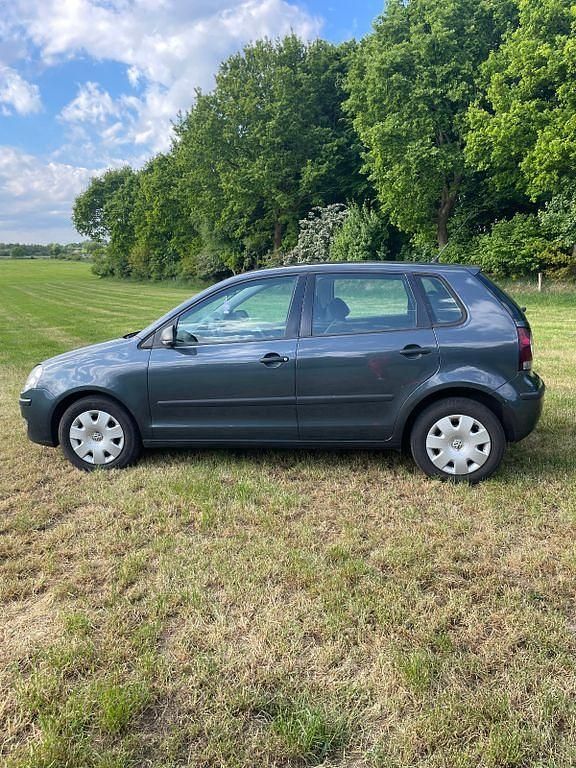Grau Gebraucht 2008 VW Polo Trendline Limousine | 739 € (Superpreis) - Bild 1/4