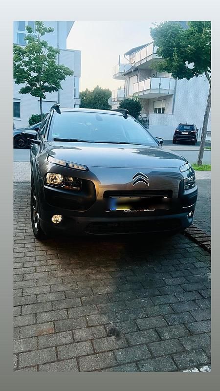 Grau Gebraucht 2017 Citroën C4 Limousine | 8.000 € (Fairer Preis) - Bild 1/4