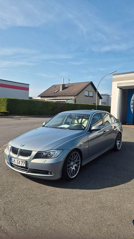 Grau Gebraucht 2004 BMW 330 Performance Limousine | 11.000 € - Bild 1/4