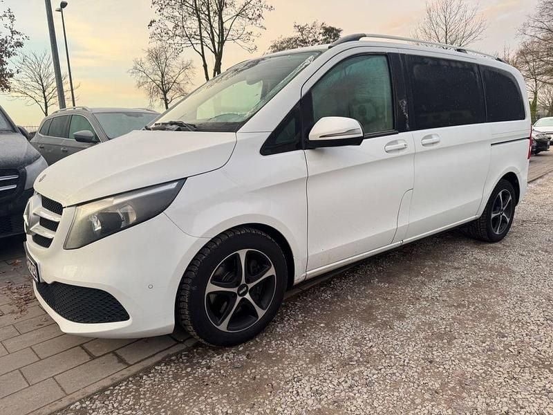 Weiß Gebraucht 2019 Mercedes V220 Edition Van / Kleinbus | 38.999 € (Superpreis) - Bild 1/2