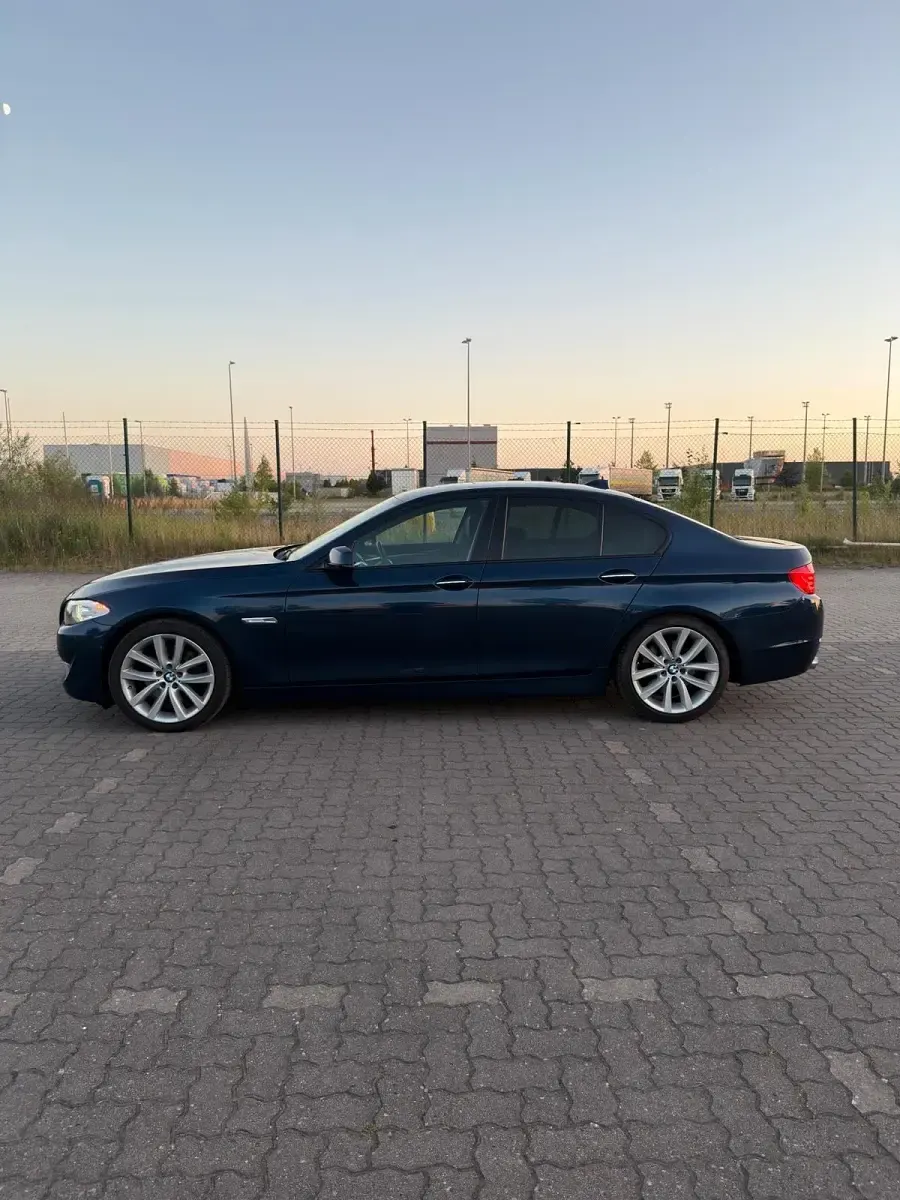 Gebraucht BMW 530 245 PS (180 kW) 2011 Blau Limousine