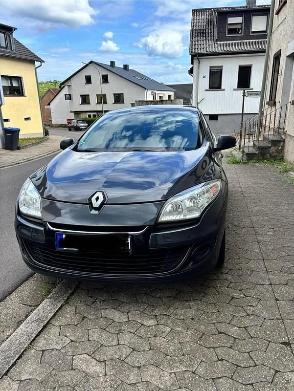Grau Gebraucht 2012 Renault Mégane III Limousine | 2.800 € - Bild 1/4