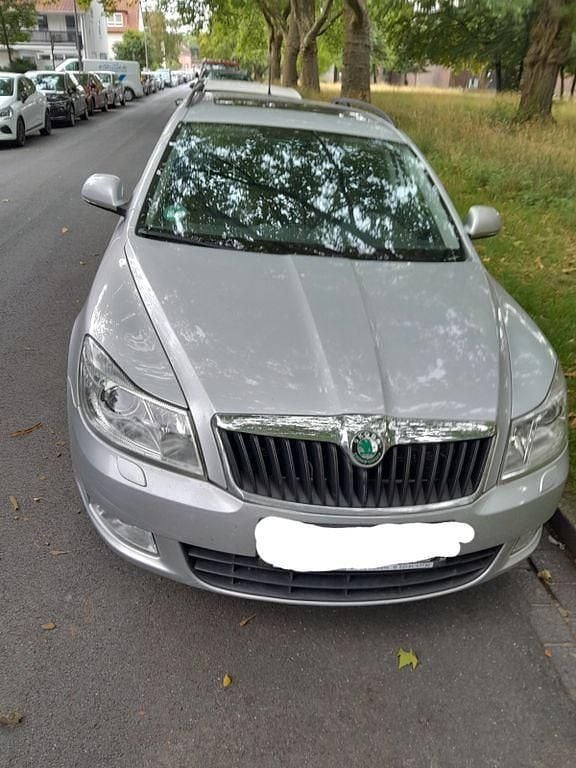 Silber Gebraucht 2011 Skoda Octavia Elegance Kombi | 5.400 € (Superpreis) - Bild 1/4