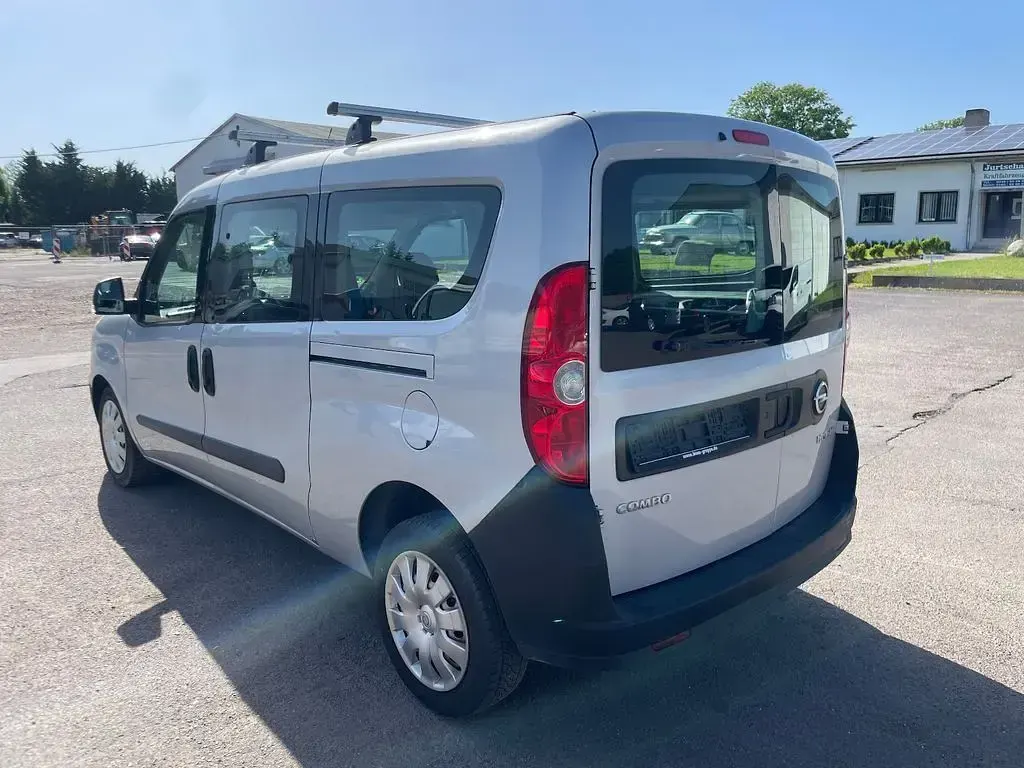 Gebraucht Opel Combo 105 PS (77 kW) 2018 Silber Van / Kleinbus