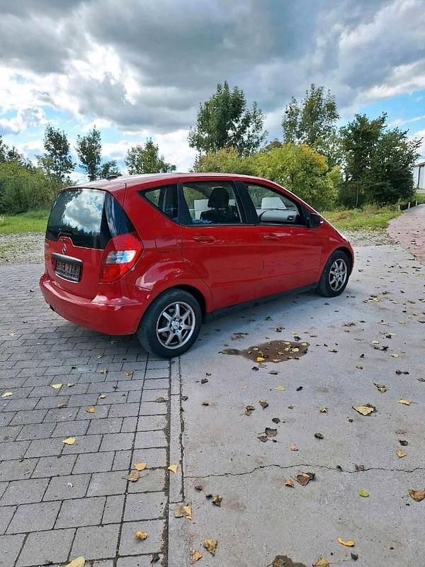 Używany Mercedes A160 95 KM (69 kW) 2010 Czerwony Sedan/Limuzyna
