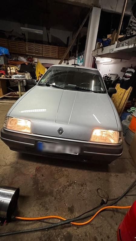 Silber Gebraucht 1991 Renault R9 Limousine | 1.650 € - Bild 1/4