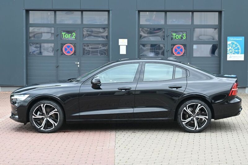 Gebraucht Volvo S60 Plus 197 PS (144 kW) 2023 Onyx black / metallic Limousine