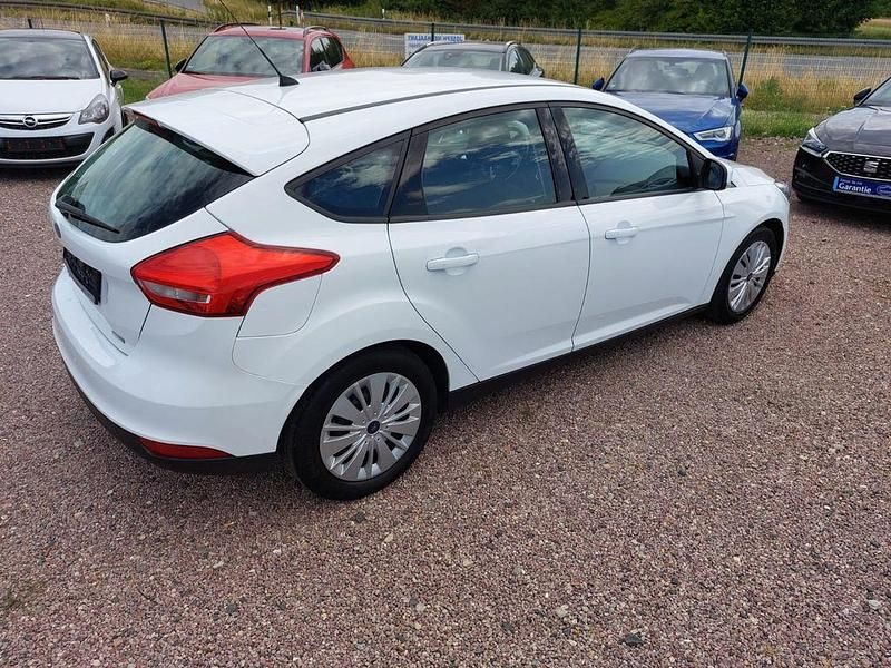 Gebraucht Ford Focus Trend 101 PS (74 kW) 2015 Weiß Limousine