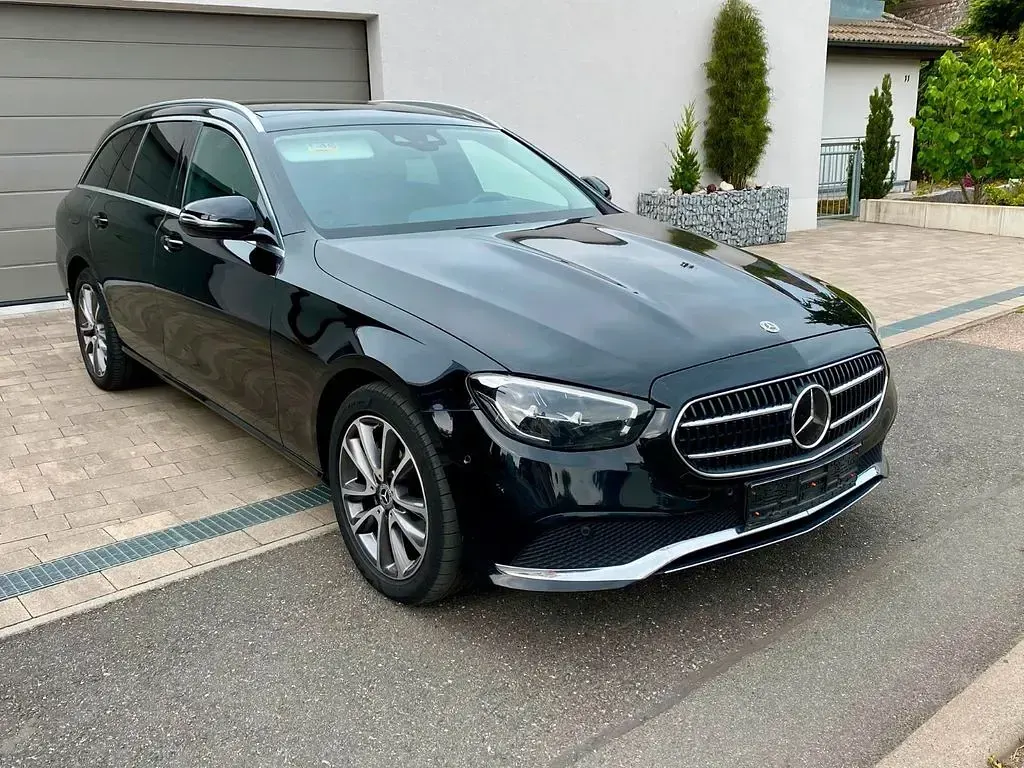 Gebraucht Mercedes E220 194 PS (142 kW) 2021 Schwarz Limousine