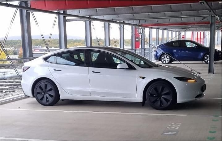 Weiß Gebraucht 2023 Tesla Model 3 Standard Range Limousine | 32.100 € (Etwas zu teuer) - Bild 1/4