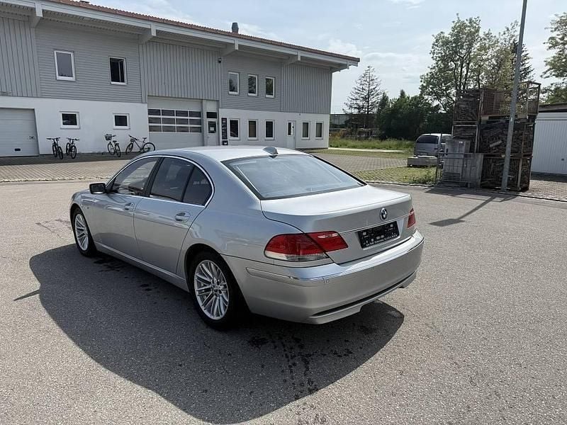 Gebraucht BMW 750 367 PS (269 kW) 2006 Silber Limousine