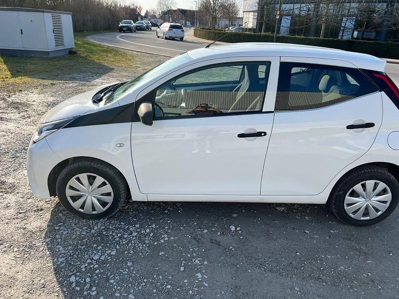 Gebraucht Toyota Aygo 72 PS (52 kW) 2019 Weiß Kleinwagen