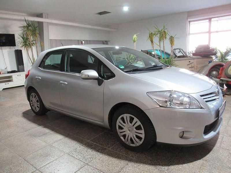 Gebraucht Toyota Auris 99 PS (72 kW) 2010 Silber Kleinwagen