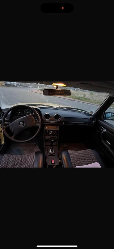 Gelb Gebraucht 1977 Mercedes 230 Limousine | 8.500 € - Bild 1/4