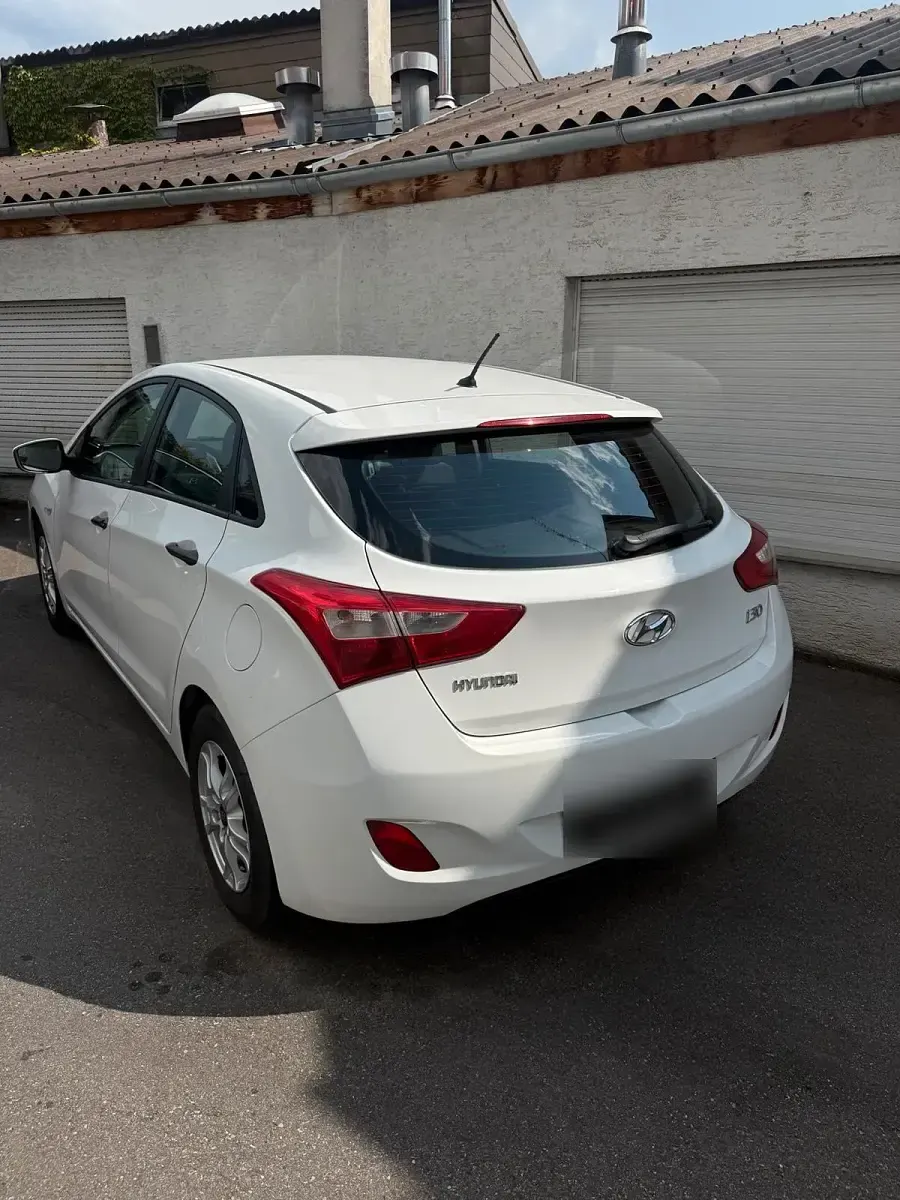 Gebraucht Hyundai i30 99 PS (72 kW) 2015 Weiß Limousine